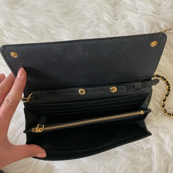 ♥️SOLD♥️ PRADA WOC black saffiano with gold chain - Picture 4 of 10